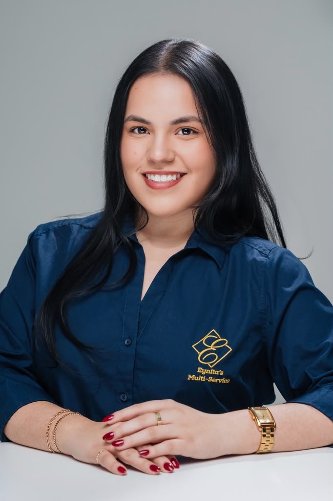 Eyni Mancia con el uniforme de Eynita’s Multi-Service